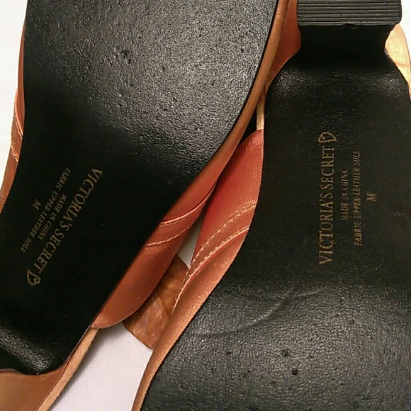 Victoria's Secrets ladies slip on satin finish sho - Picture 6 of 7